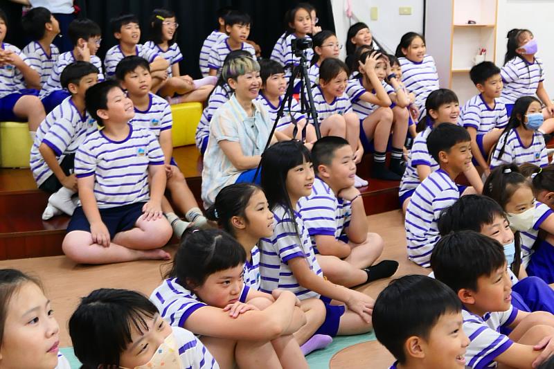 南大戲劇系精彩演出吸引孩子全神貫注觀賞，在歡笑與驚喜中感受戲劇藝術的無限魅力。