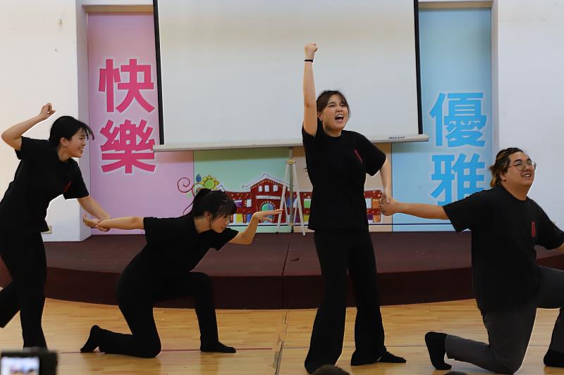 南大戲劇系學生演出《國王的新衣》，運用肢體與聲音展現戲劇創意，帶領孩子走進童話世界。