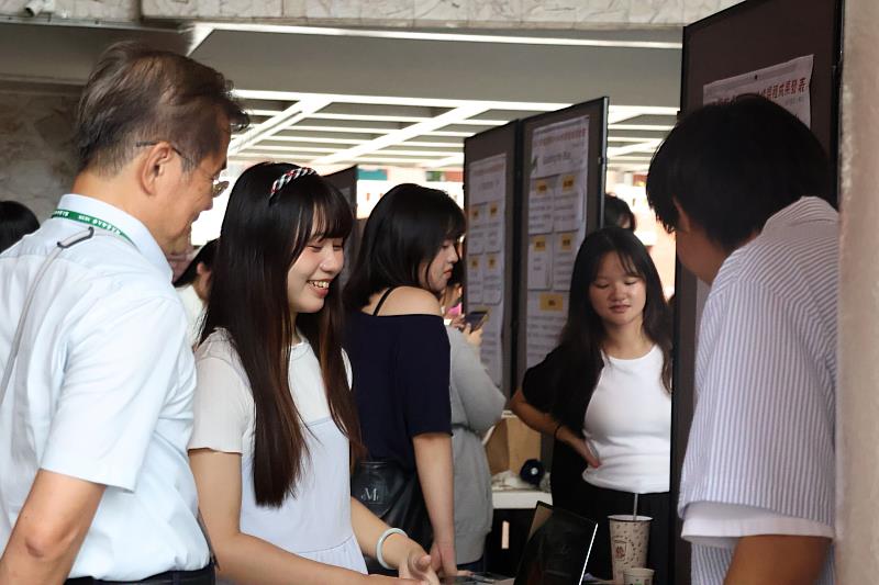 南大通識教育中心李建樹主任參觀學生成果展示，鼓勵學生結合在地文化、AI科技與永續議題，展現跨域實作能力。