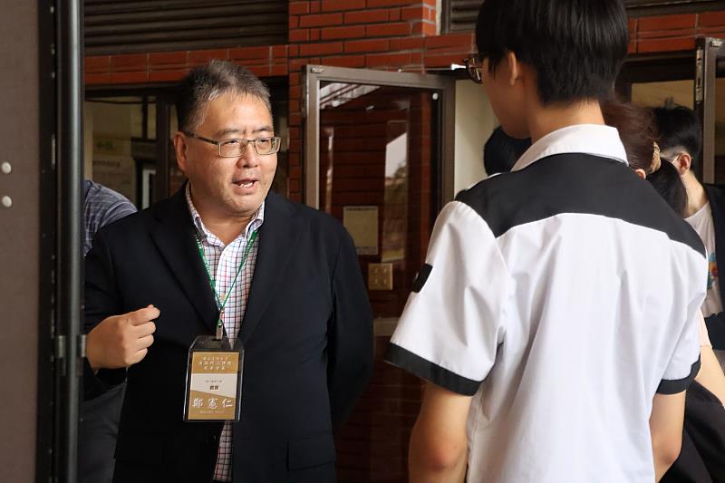 南大國文系鄭憲仁主任參觀運算思維與AI賦能程式設計組作品，肯定語文與科技跨域融合的創新學習成果。