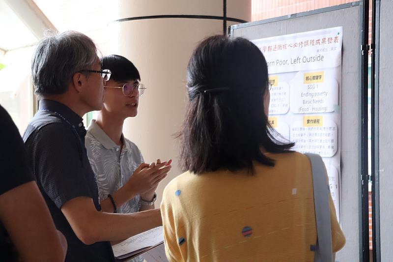 南大學生向評審委員解說作品理念，展現跨域學習成果、影音敘事能力及AI應用實力，充分呈現通識教育創新教學成效。