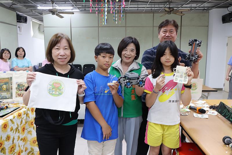 張榮發基金會執行長鍾德美(右二)、基隆市教育處課程教學科課程督學巫建男(後)、深美國小校長楊金芳(左一)，與學生在創客作品前合影。