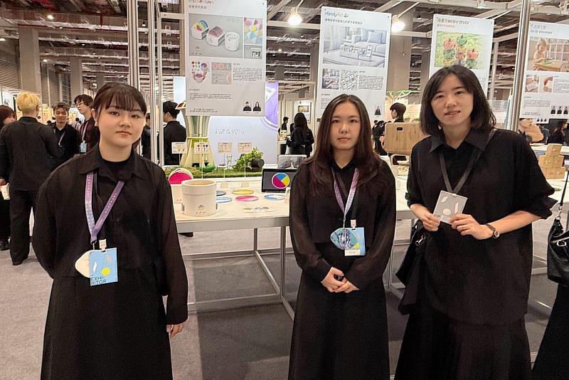 銘傳大學商品設計學系學生范孟玲、張茹媛在指導老師吳湘苹（右）帶領下，以作品「CO-ROUND 視覺混色教具」榮獲德國紅點概念設計大獎紅點獎（Red Dot: Winner）。