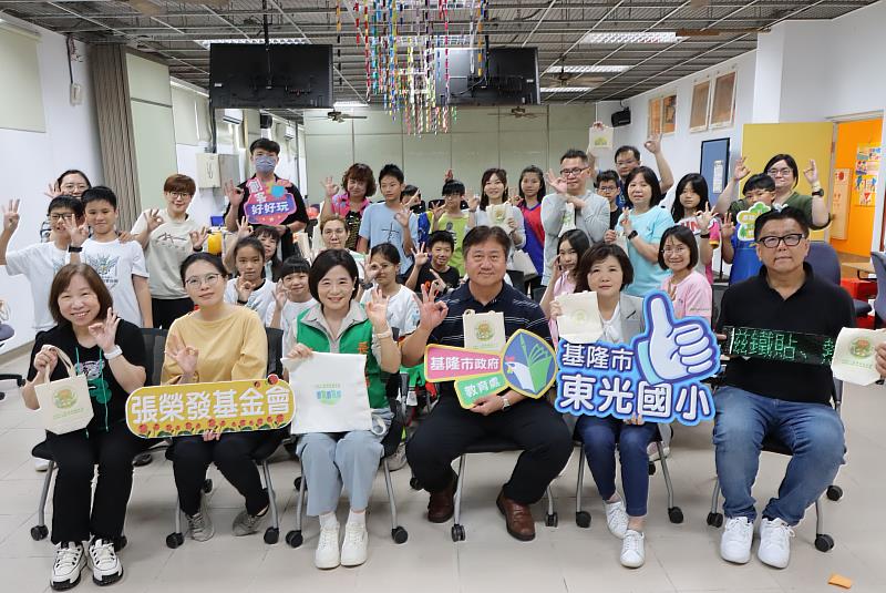 張榮發基金會執行長鍾德美(第一排左三)參加基隆市國小創客社團成果發表會，與基隆市教育處課程教學科課程督學巫建男(第一排右三)、深美國小校長楊金芳（第一排左一）、東光國小校長顏安秀（第一排右二）、長興國小校長吳哲明(第一排右一)及各校師生大合照。