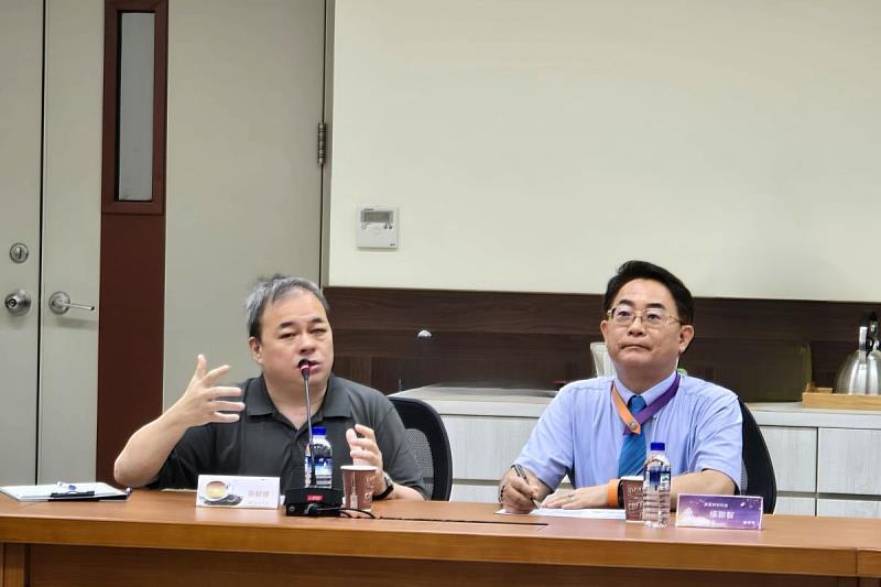 中央大學資工系主任孫敏德(左)及諾瓦材料科技董事長楊聯智(右)。