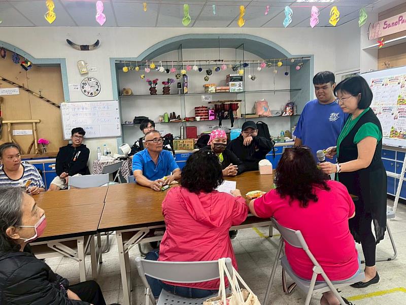 台北海洋科技大學建照系黃明玉老師與原資中心柯承恩老師一起引導長者投入課程活動，協助長者完成各項遊戲挑戰。
