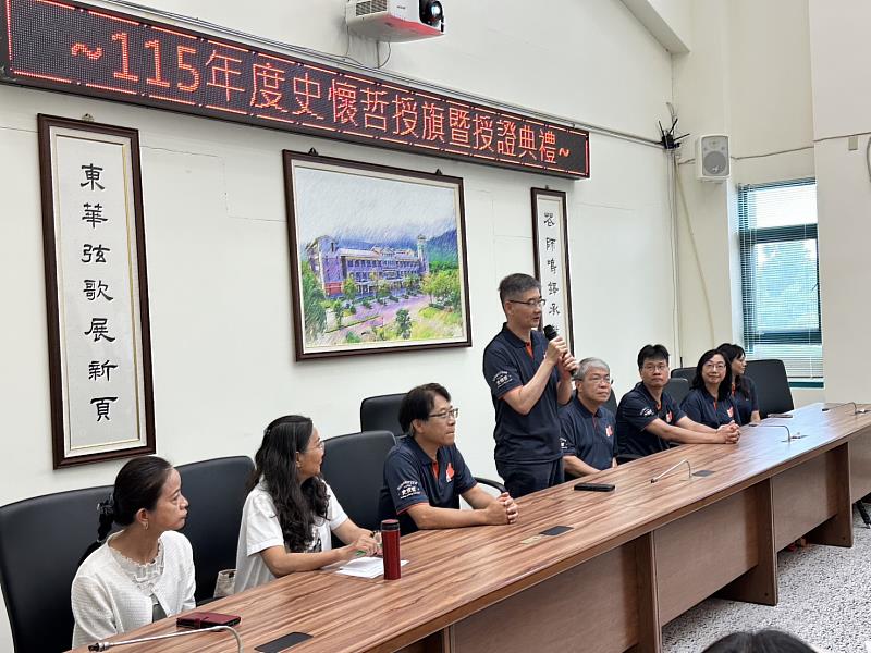 東華大學郭永綱副校長勉勵史懷哲師資生。