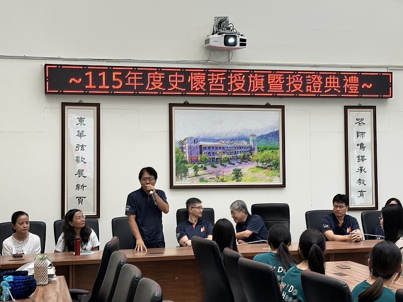 師資培育中心范熾文主任勉勵史懷哲師資生。