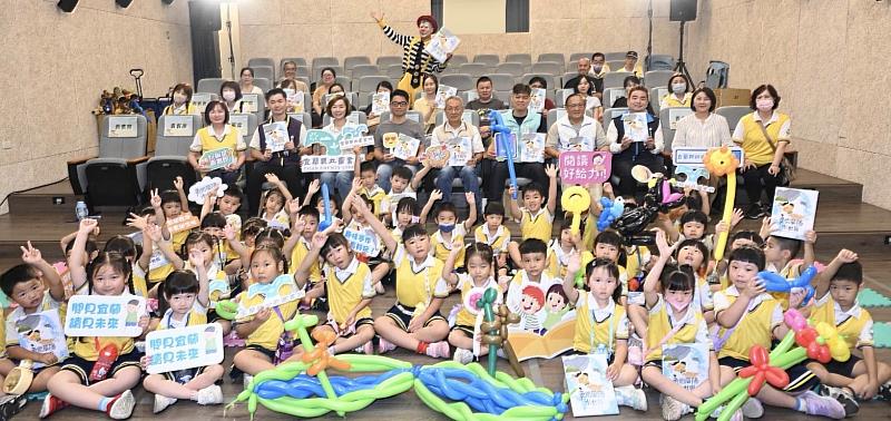 代理縣長林茂盛、與會貴賓及五結鄉立附設幼兒園小朋友合照。