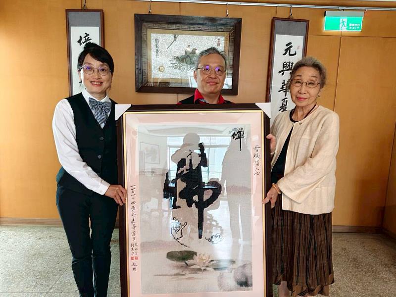 香港籍夫妻檔畢業生劉惠安(中)簡淑賢(左)贈母校點黏鑽石貼畫