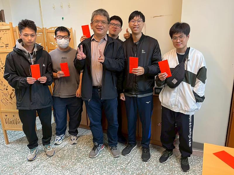 南華大學資工系升學創佳績，15位學生錄取國立大學資通訊研究所，其中透過推甄錄取的五位學生與蕭紋旭主任合影留念。