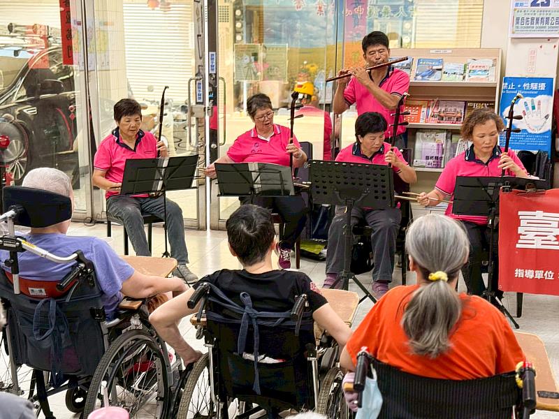 朝陽科大承辦南屯長青學苑，將高齡學習、社區參與與公益服務緊密結合，落實大學社會責任不遺餘力。