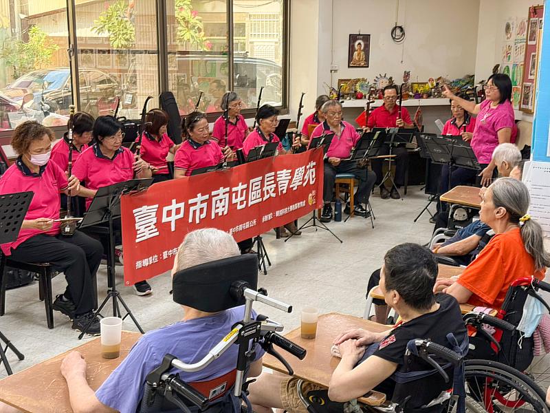 臺中市南屯區長青學苑二胡中階班學員，赴南屯區至善園老人養護中心暖心演出受好評。