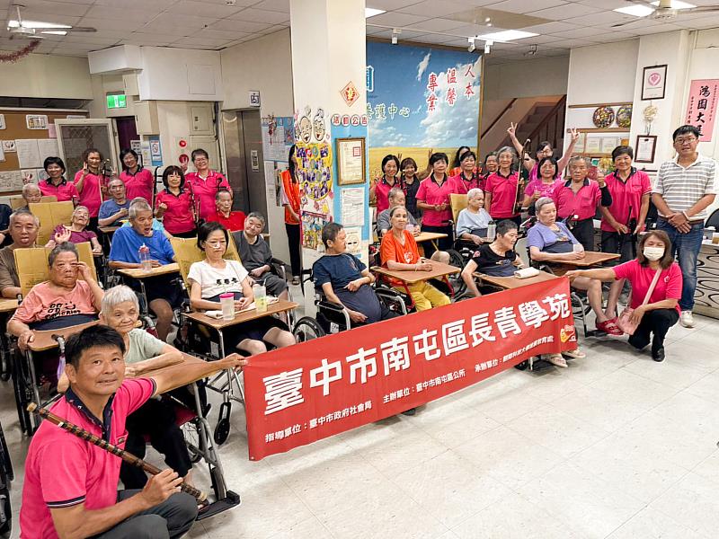 養護中心特別感謝南屯長青學苑二胡中階班師生帶來祝福，以實際行動回饋在地社區。
