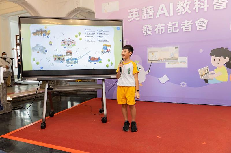東園國小林定宇同學與英語AI教科書互動。