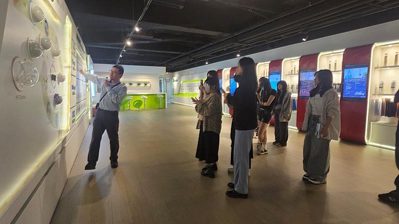力鵬企業主管們為同學們介紹公司永續環保的成果與目標。