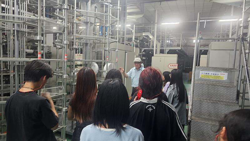力鵬企業主管們為時尚系學生介紹廠內機台運用。