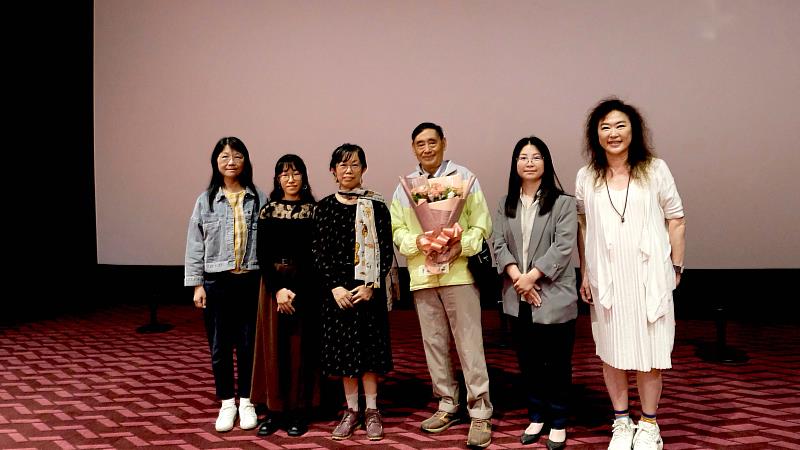 新聞行銷處長楊皓如與監製熊儒賢、高英傑先生及獻花教友合影。（照片提供／野火樂集 . 攝影／林詩旂）
