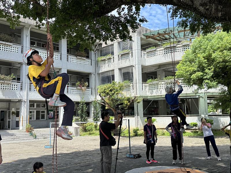 學生攀樹過程。