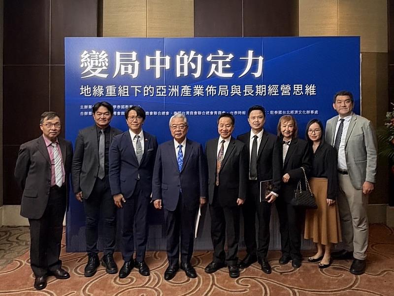 東海大學曼谷論壇邀請金仁寶集團總裁、東海大學榮譽講座教授許勝雄（左4）專題演講，東海校長張國恩（左5）分享AI時代教育轉型新思維。