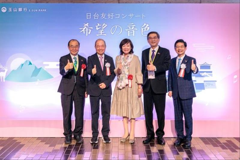 玉山銀行於6月27日在日本熊本舉行「希望の音色」音樂會，台北駐福岡經濟文化辦事處處長陳銘俊（左起）、玉山金控創辦人黃永仁、前首相夫人安倍昭惠、駐日台北經濟文化代表處副代表周學佑及玉山金控董事長黃男州合影。