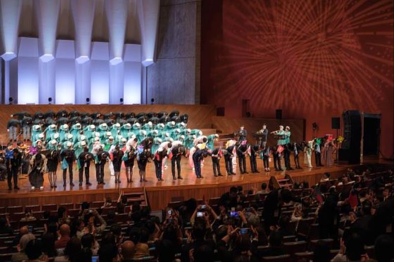 玉山6月27日在日本熊本舉行「希望の音色」音樂會，謝幕時玉山金控董事長黃男州率經營團隊、3個世代主管同仁及玉山合唱團向與會貴賓致意。