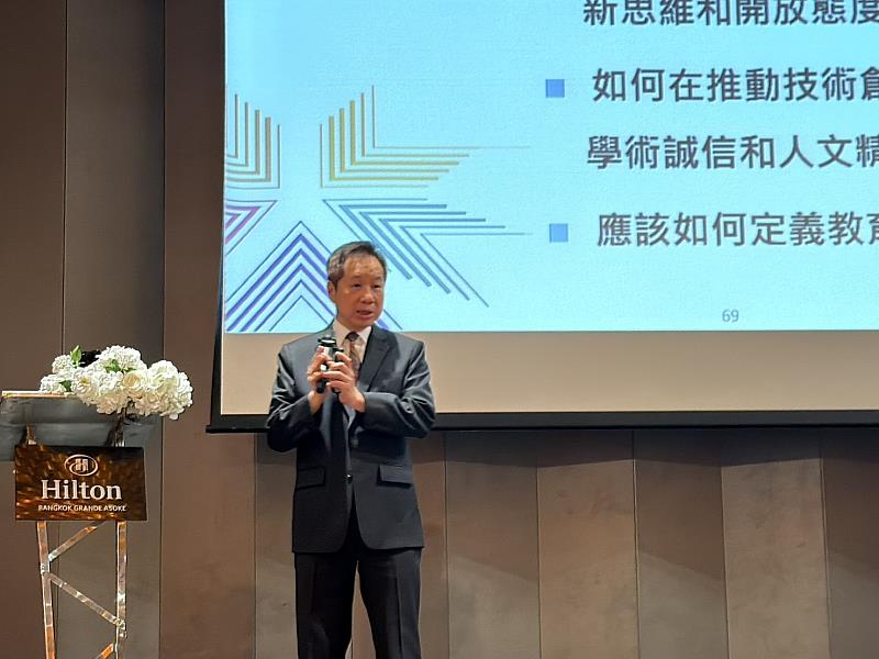 張國恩指出，未來大學必須從知識傳授走向培養能與AI共同工作的AI原生代人才，並朝AI原生代大學發展，透過AI引導學生探索並解決真實世界問題。