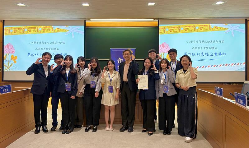 政大EMBA校友會理事長許先越與該組政大學子們合影。