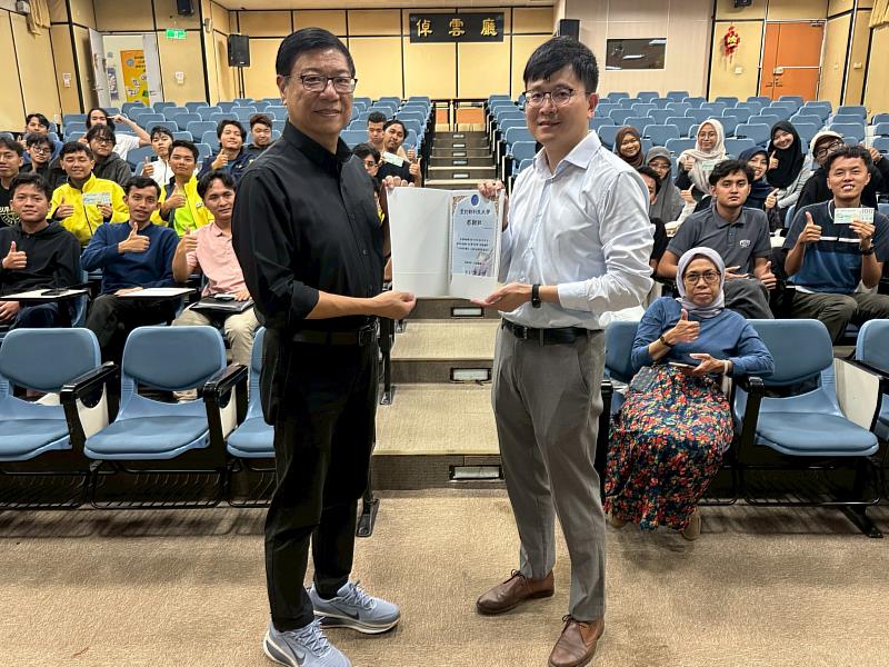 聖約翰科技大學學生事務處攜手國際專修部舉辦「法治教育講座」，特別邀請士林地方檢察署朱哲群檢察官（右）擔任主講人。