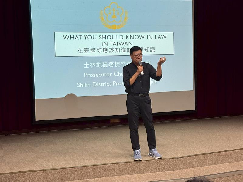 國際專修部吳忠威主任致詞感謝士林地方檢察署朱哲群檢察官蒞校分享法治教育觀念。