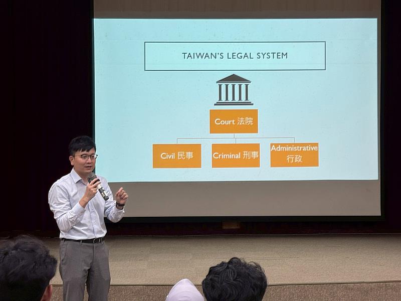 朱哲群檢察官以「初入職場及臺灣生活必知法律常識」為題進行專題演講。