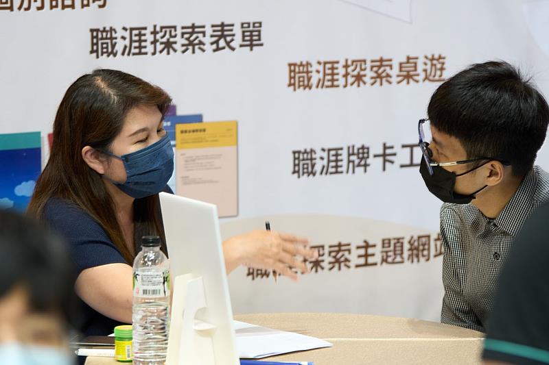 民眾於中區就業博覽會「職涯探索專區」接受一對一職涯諮詢服務。（歷史圖片）