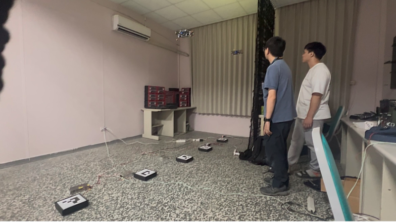 南臺科大電機系團隊於女性創客角進行自製室內無人機之開發與飛控測試，反覆驗證飛行軌跡與燈光效果。