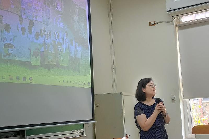 南大USR計畫主持人歐陽誾教授勉勵同學深耕偏鄉教育，將課輔經驗轉化為教育專業與社會責任，持續發揮教育影響力。