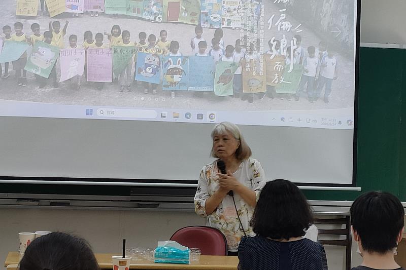 南大課輔督導何美慧老師勉勵同學,將偏鄉教育服務經驗化為未來教學實踐與人生發展的重要養分。