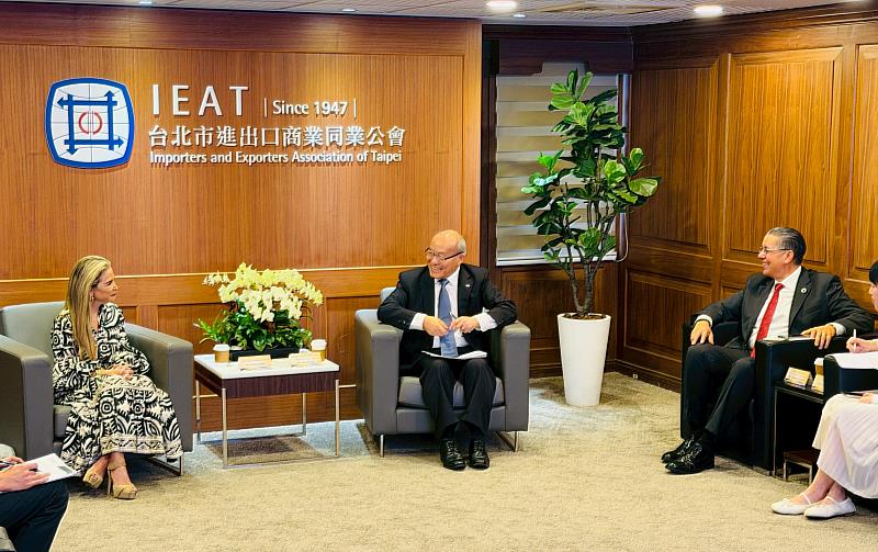 IEAT秘書長黃文榮（中）與CCQ會長Ms. Mónica Heller（左）、CAPEIPI會長Mr. Francisco Vergara（右）締盟致詞交流。