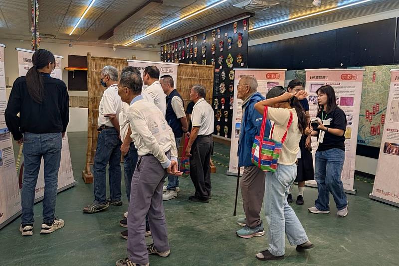 南興里地方耆老參觀南大文資系地方志成果展，透過師生研究成果重溫社區歷史，共同傳承珍貴地方文化記憶。