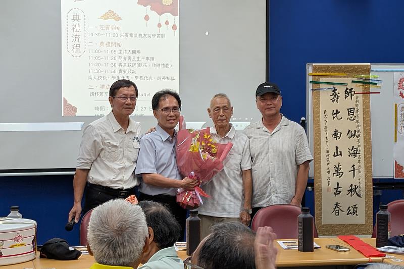 南大師生與校友向足球國腳陳光雄教授獻花致敬，感謝其畢生投入體育教育與人才培育的卓越貢獻。