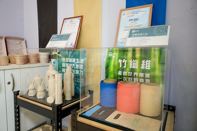 創新無塑3D耗材開發（左）及無塑料農業用地膜（右），分別榮獲IIIC國際創新發明展金牌及第19屆烏克蘭國際發明展金獎，十分傑出。