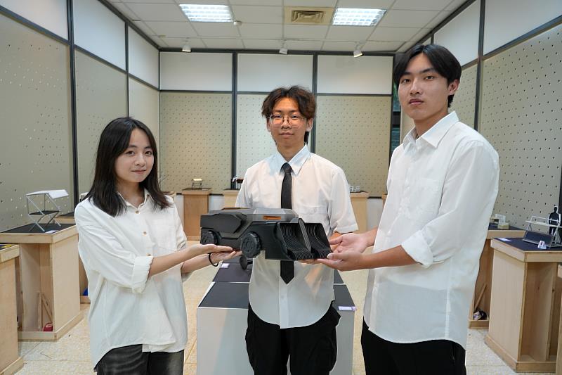 林衍甫、游凱鑫及林宣妤設計之「鬚鯨導流式道路碎片回收系統」，仿生鬚鯨集流、過濾與輸送機制，快速回收道路事故現場之危險碎片。