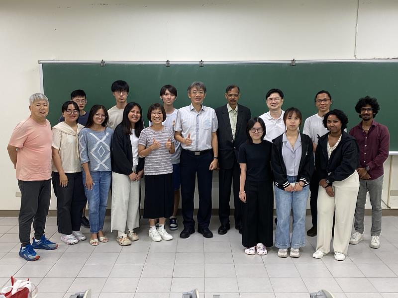 Professor M. Michael Gromiha與東華大學師生合影。