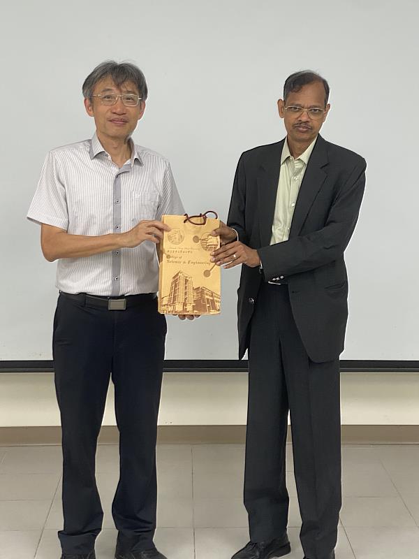 理工學院院長張意政教授(左)致贈紀念品予印度國家科學院院士Gromiha教授(右)。