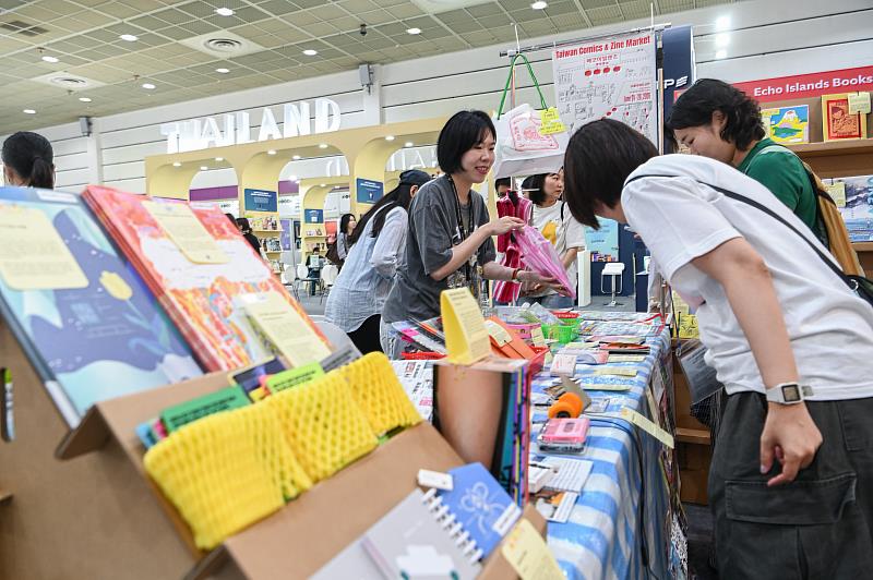 雙島書店帶來臺漫、小誌與文創商品選品，吸引不少年輕讀者停留翻閱及選購。（文策院提供）