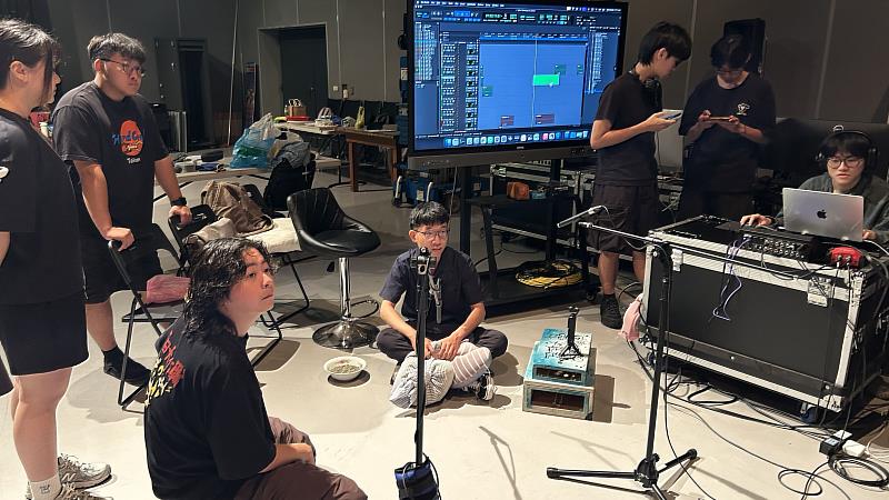 國片首席擬音師楊家慎親自為同學解謎示範擬音的技巧。