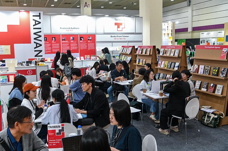 臺灣館結合展售、活動與商務洽談，現場交流氣氛熱絡。（文策院提供）