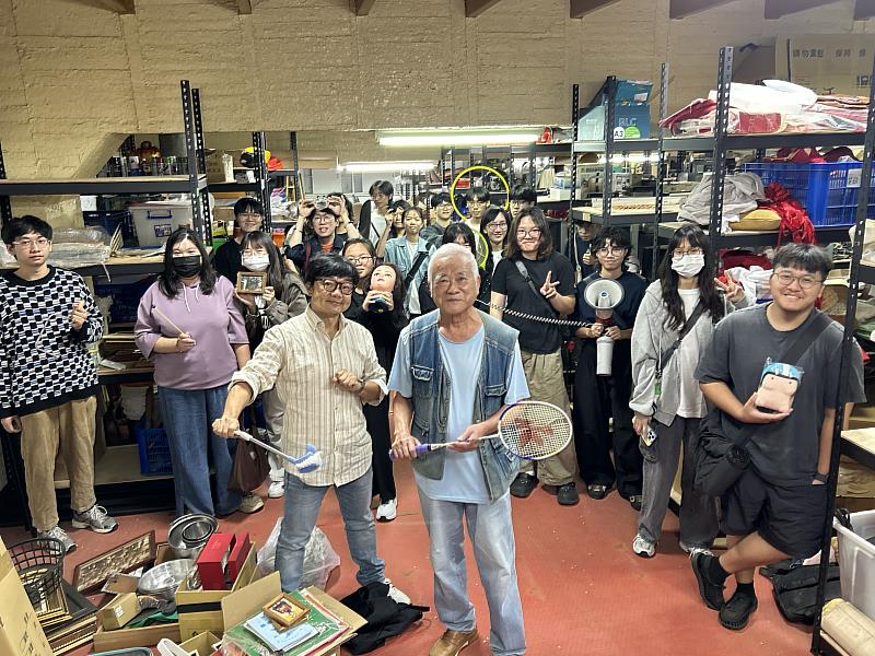 國寶級擬音師胡定一親臨崑大擬音道具倉庫指導。