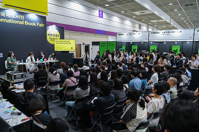 文策院與民音社合作，邀請陳慧登上大會舞台，與韓國作家趙海珍對談，並由民音社人氣編輯金暋暻主持，現場人山人海。（文策院提供）