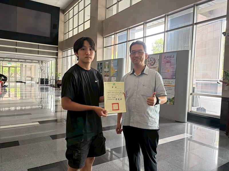 葉仲超主任(右)與文藝評論組首獎視訊系黃楡翔(左)合影。