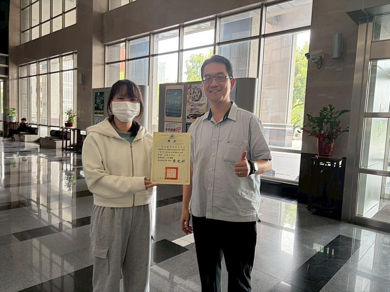 葉仲超主任(右)與同獲文藝評論第2名、圖文創作佳作張治馨(左)合影。
