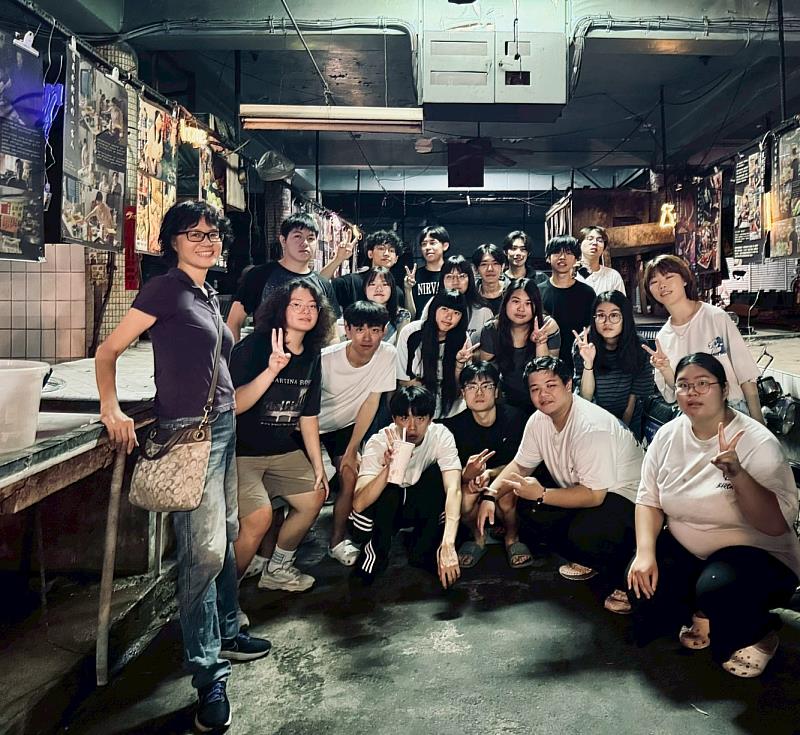空設系為高雄五福市場策劃「踅菜市仔看展覽－市場職人展」，參與師生合影。
